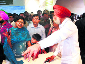 Darshan Singh of Rampura Phul, who showcased his environment-friendly chopper-cum-harvester at Krishi Vasant, in Nagpur on Tuesday.