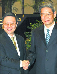 Chinas vice-foreign minister Zhang Zhijun (R) with Taiwans mainland affairs minister Wang Yu-chi in Nanjing