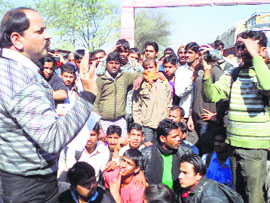 The SDM tries to pacify the protesting students in Hisar on Thursday