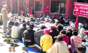 Activists of the MCPI (U) stage a dharna in front of the Payal SDM office in Doraha. 