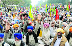 Members of the Bharatiya Kisan Union and the Kisan Khet Mazdoor Union shout slogans against the state government in Bathinda on Friday. Tribune photo