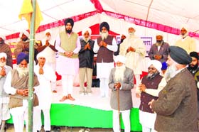 Activists of the Haryana Sikh Gurdwara Parbandhak Committee on a dharna outside state Congress chief Ashok Tanwars residence in Sirsa on Saturday