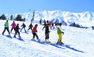 Schoolchildren enjoy skiing on the slopes of Gulmarg .