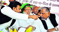 UP Chief Minister Akhilesh Yadav (L) and Samajwadi Party supremo Mulayam Singh Yadav (R) with Maulana Arshad Madni, president of Jamait Ulema-e-Hind, at a rally in Saharanpur