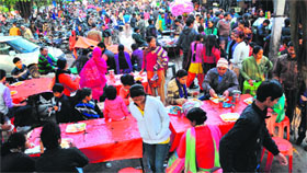 A food court operating from the parking lot in Sector 19.