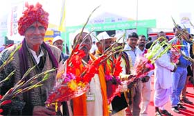 Farmers wait for their Chief Ministers at the exhibition site at Chappar Chiri in Mohali