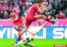 Bayern Munich's Peruvian striker Claudio Pizarro scores the fourth goal against Sport Club Freiburg during the Bundesliga league match FC in Munich