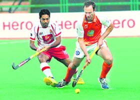 Mumbai Magicians finally broke their winless streak by beating Kalinga Lancers 3-2 at the Mumbai Hockey Association Stadium on Sunday