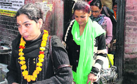 The AIE/EGS teachers who had been sitting atop a water tank for two weeks, climb down in Bathinda on Monday.
