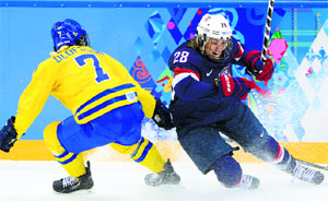 Amanda Kessel of United States (R) vies with Sweden's Johanna Olofsson during the women's Ice Hockey semifinals at the Sochi Winter Games on Monday.