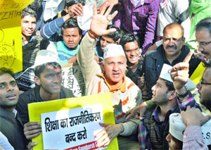 AAP leader Manish Sisodia with DU teachers and students raise slogans during their march to Parliament against Four Years Undergraduate Programme, in New Delhi on Tuesday.