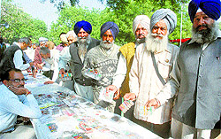 Ex-servicemen return their medals in protest in Delhi