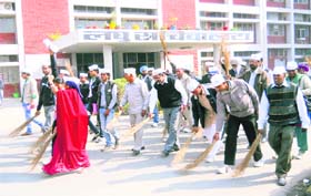 Aam Aadmi Party workers organise a Jharu Sandesh Yatra near the Mini-Secretariat at Sirsa on Thursday