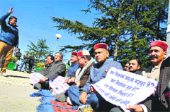 Former Chief Minister and Leader of the Opposition PK Dhumal along with other BJP MLAs protests in front of the Vidhan Sabha in Shimla on Friday. Photo: Amit Kanwar
