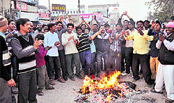 Booth-owners of Sudama Market block the Old GT Road against the proposed auction of the Municipal Corporation on Saturday