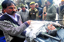 Pakistani prisoner Showkat Ali being shifted to a hospital