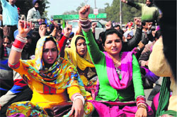 Members of the Unaided Staff of Aided Schools Front shout slogans against the Punjab government in Bathinda on Sunday. Tribune photo