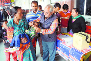 A health worker administers polio drops to a child in Ludhiana