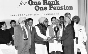 Ex-servicemen along with PPCC chief Partap Singh Bajwa and Haryana Chief Minister Bhupinder Singh Hooda present a memento to Congress Vice-President Rahul Gandhi in Chandigarh on Monday