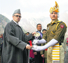 Chief Minister Omar Abdullah presents the best commando award during the passing out parade of J&K Police personnel in Baramulla on Monday.