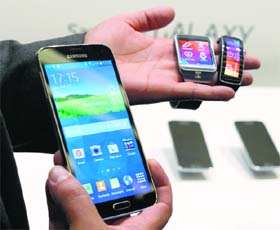 Samsung unveils Galaxy S5: Samsung Galaxy S5 (L), Galaxy Gear 2 and Galaxy Fit (R) are displayed at the 2014 Mobile World Congress in Barcelona on Tuesday