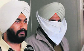 The accused, ASI Jarnail Singh (right).