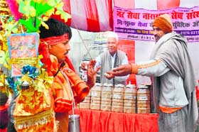 Nar Sewa Narayan Sewa Sansthan workers give free ayurvedic medicines and supplements to a Kanwariya in Haridwar on Tuesday