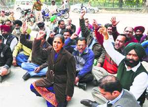 Members of the PSEB Accounts Audit Association protest against the PSPCL in Patiala on Tuesday.