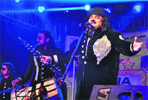 Pakistani singer Arif Lohar performs at Panjab University in Chandigarh on Wednesday.