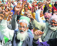 Farm workers shout slogans outside the Mini-Secretariat in Ludhiana on Wednesday.