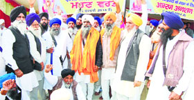 Swaran Singh (centre) with other HSGPC activists before starting an indefinite fast in Sirsa on Thursday.