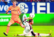 Real Madrids Bale scores past Schalke goalkeeper Ralf Faehrmann during their Champions League last-16 match on Wednesday