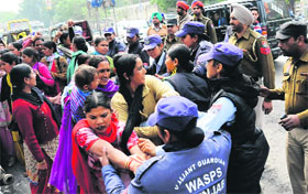 The police round up ASHA workers during their protest march