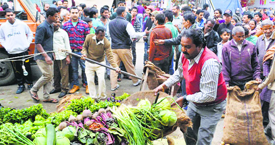 The Tehbazari Wing of the MC removes roadside vends at the Jawahar Nagar market in Ludhiana on Friday. Tribune photo: Inderjeet verma