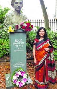 Shrabani Basu near the bust of Noor Inayat Khan in Gordon Square, London