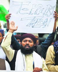 Supporters of Pakistan's religious political party Sunni Tehreek raise slogans against the Taliban in Lahore