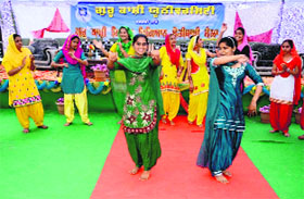 Students of Guru Kashi University perform a dance during the Kisan Mela at Talwandi Sabo in Bathinda on Monday.