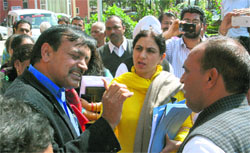 Mayor Upinder Ahluwalia talks to councillors who boycotted the House meeting for some time on Monday. Tribune photo: Nitin Mittal 