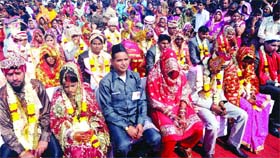 TYING THE KNOT: Underprivileged couples at a mass marriage ceremony organised by the Kanyadan Maha Samiti in New Delhi on Monday
