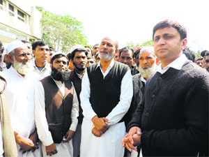 Mandi villagers with INLD legislator Dilbagh Singh (R) after meeting the Yamunanagar SP on Monday.