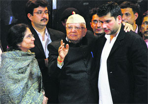 Congress veteran ND Tiwari with son Rohit Shekhar (R) and and his mother Ujjwala Sharma in New Delhi.
