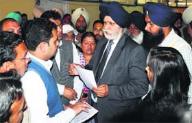 Members of the Gau Sewa Dal subimt a memorandum to the Mayor in Ludhiana on Monday