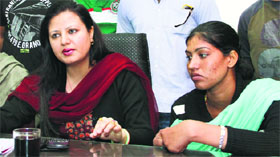 Congress spokesperson Nimisha Mehta (L) with police assault victim Harbarinder Kaur in Jalandhar on Monday.