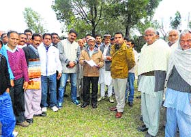 Residents of Khen village, led by former Nurpur MLA Rakesh Pathania, give a memorandum to DSP Manoj Joshi at Nurpur on Tuesday