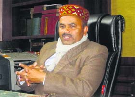 SP DK Choudhary addresses mediapersons at Chamba on Tuesday