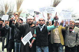 Aam Aadmi Party candidate for central Srinagar Raja Muzaffar Bhat and party workers hold a protest against National Conference President Farooq Abdullah for his 'Kashmiris are thieves' remark in Srinagar on Tuesday.