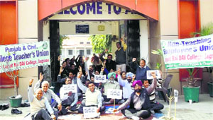 Teaching and non-teaching staff block the entrance to Lajpat Rai DAV College in Jagraon on Wednesday