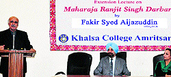 Pak scholar Fakir Syed Aijazuddin interacts with students of Khalsa College in Amritsar on Thursday