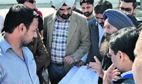 Members of the Market Welfare Association argue with the parking contractor at Phase IIIB2 in Mohali on Thursday.