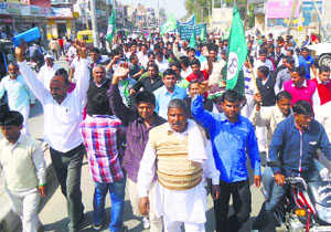 Activists of the INLD protest in Kaithal on Thursday.